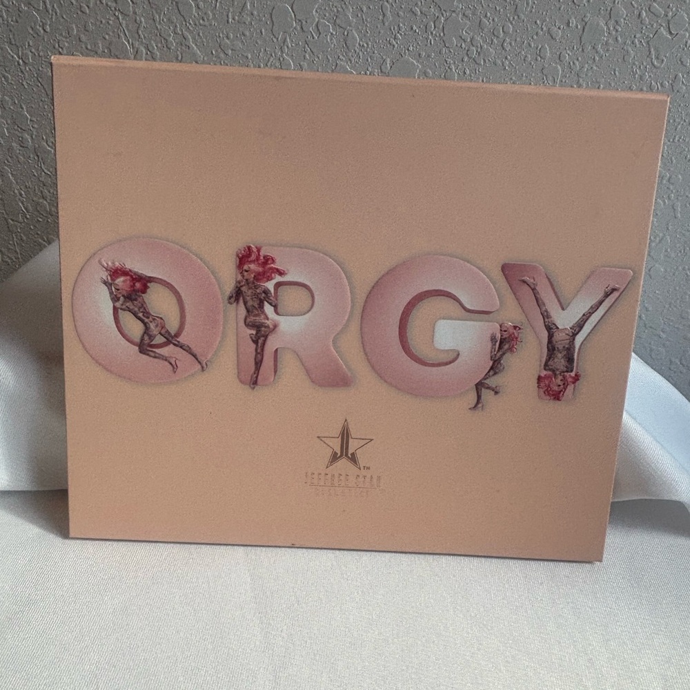 Jeffree Star Orgy Palette - Soft Pink and Nude